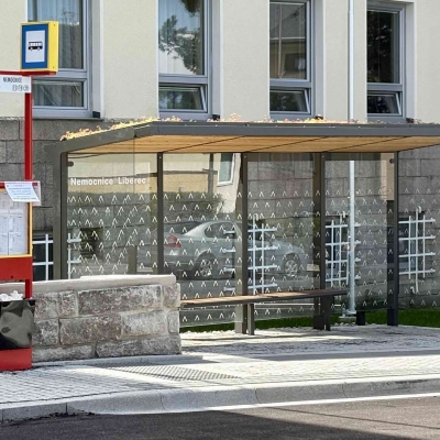 Náhled článku mobil: Zastávka Husova je po problémech s dodavatelem otevřena. Město ji dokončilo pod vysoutěženou cenu