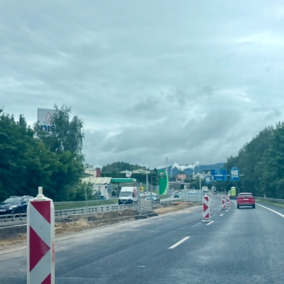 Náhled článku mobil: Omezení u Makra potrvají do listopadu. Probíhající rekonstrukce I/35 vyřeší letité problémy s vodou, zvýší se i bezpečnost provozu
