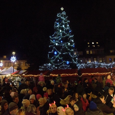 Náhled článku mobil: Do Chrastavy přijel v pátek Mikuláš s čerty. Rozsvítili vánoční strom na náměstí