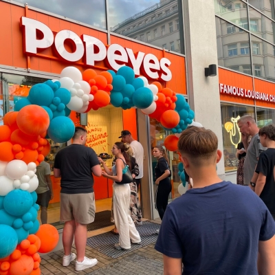 Náhled článku mobil: Nový fastfood v Liberci přilákal davy lidí. Ti neváhali stát dlouhé fronty na své objednávky