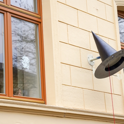 Náhled článku mobil: U liberecké ZŠ 5. května slavnostně odhalili „Magický klobouk“. Vypráví příběhy Otfrieda Preußlera