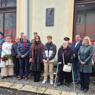 Náhled článku mobil: V Semilech uctili památku válečného pilota a komunistického vězně. Odhalením pamětní desky
