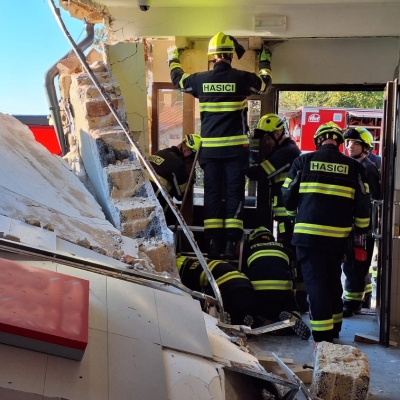 Náhled článku mobil: Vážná nehoda u Horní Branné. Auto narazilo do domu, jeho část se zřítila