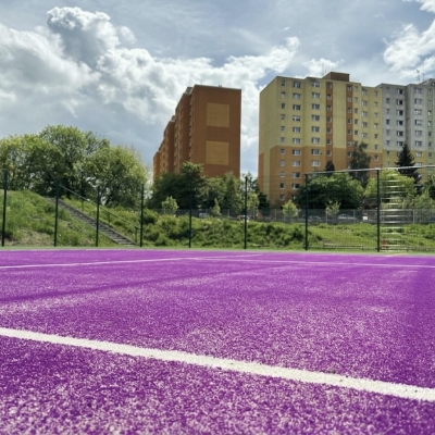 Náhled článku mobil: Liberecká Rochlice má moderní sportovní areál. Jako první na světě s fialovo-zeleným povrchem