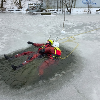 Náhled článku mobil: Když pod nohama praskne led. Hasiči v mrazech nacvičují, jak vytáhnout lidi z ledové vody