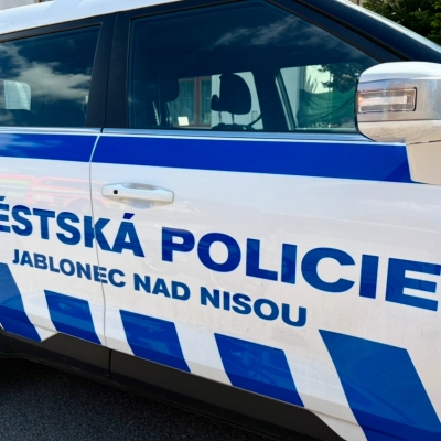 Náhled článku mobil: Včely na benzince a zmatená žena. Jablonečtí strážníci zažili pořádně divoký víkend