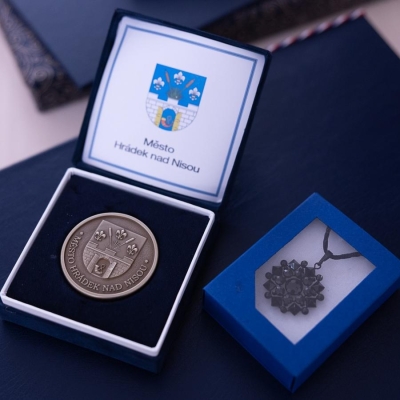 Náhled článku mobil: Hrádek nad Nisou pokračuje v tradici. Ocenil nejzasloužilejší obyvatele, tentokrát dvě ženy