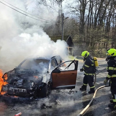 Náhled článku mobil: V Machníně shořel automobil. Škoda šplhá k půl milionu korun
