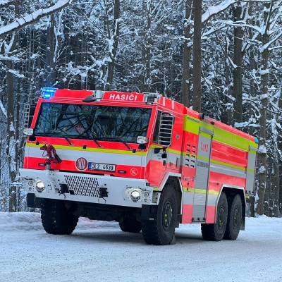 Náhled článku mobil: Záchrana u Jizerky. Hasiči vyprošťovali auto ze zasněženého srázu