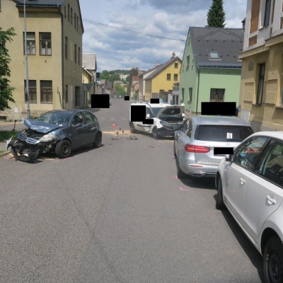 Náhled článku mobil: Při nehodě v Jablonci se střetla tři auta, jedna řidička utrpěla zranění