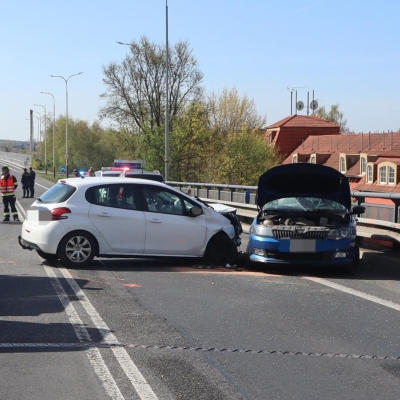 Náhled článku mobil: Střet osobních aut zablokoval silnici a skončil zraněním