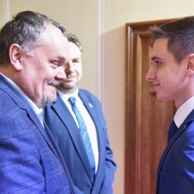 Náhled článku mobil: Záchranáři, operátoři i řidiči. Kraj ocenil desítky pracovníků zdravotnické záchranné služby