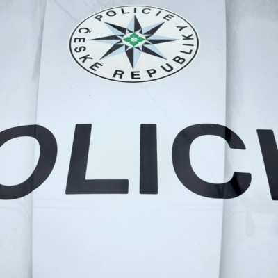 Náhled článku mobil: V Jablonci opět řádili vandalové. Z pomníku v centru města ukradli bronzovou desku.