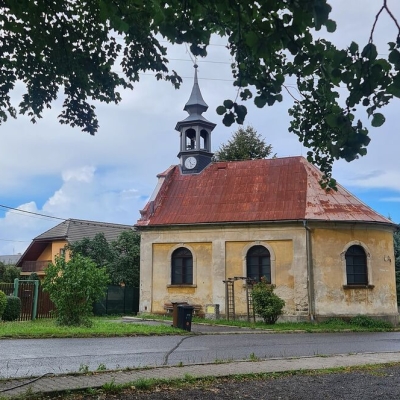 Náhled článku mobil: V Ostašově probíhá rozsáhlá oprava střechy kostela sv. Vojtěcha. Práce vyjdou na více než dva miliony
