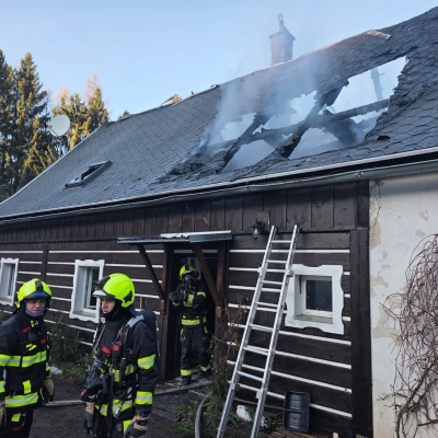 Náhled článku mobil: Hasiči v Kryštofově Údolí zachránili před ohněm auto i traktor. Chalupa je po požáru v troskách