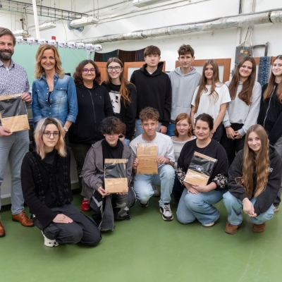 Náhled článku mobil: Studenti liberecké průmyslovky vytvořili limitovanou edici šál a nákrčníků. Kolekce je v běžném prodeji