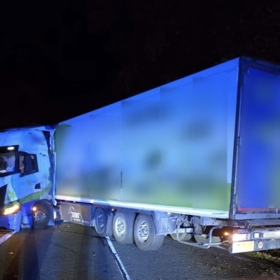 Náhled článku mobil: Na silnici I/10 u Frýdštejna havaroval nákladní vůz . Hlavní tah byl nad ránem zcela uzavřen