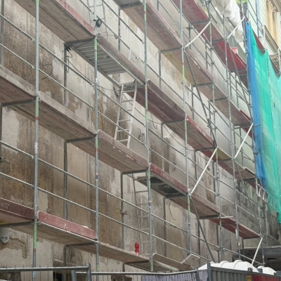 Náhled článku mobil: Rekonstrukce kina Varšava potrvá déle a bude dražší. Narazilo se totiž na původní fasádu