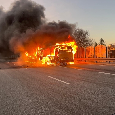 Náhled článku mobil: U Chrastavy hořel ráno autobus. Bylo v něm 30 cestujících