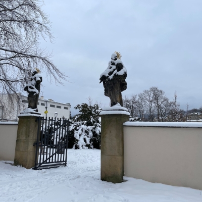 Náhled článku mobil: Zahradě vzpomínek se vrací život. Po vandalismu se podařilo obnovit sochy i Medvídka