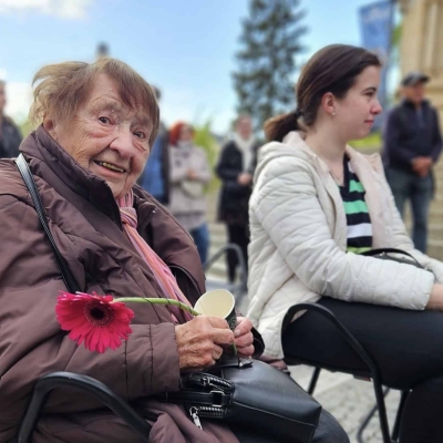 Náhled článku mobil: Znáte dobrovolníky, kteří svůj volný čas věnují druhým? Nominujte je na Křesadlo 2025