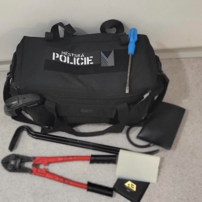 Náhled článku mobil: Všímavý soused zachránil seniorku. Strážníci pomohli ženě, která uvízla na podlaze bytu