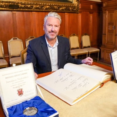 Náhled článku mobil: Hokejová krev Nedvědových oceněna. Petr převzal na radnici medaili za sebe i za svého otce