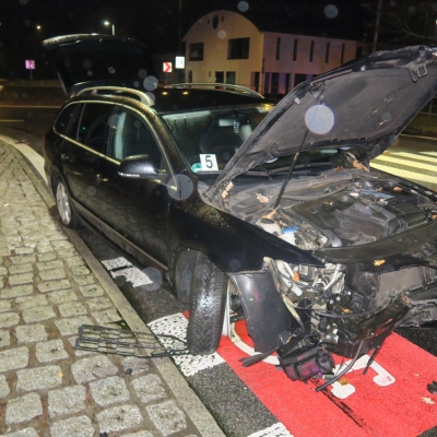 Náhled článku mobil: Kruhový objezd byl nad její síly. Řidička v Jablonci nadýchala přes dvě promile