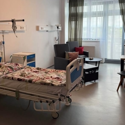Náhled článku mobil: Na gynekologii v České Lípě to teď vypadá jako v obýváku. Nemocnice představila první zrekonstruovaný nadstandard