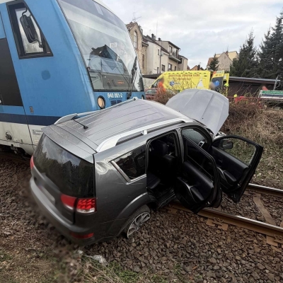 Náhled článku mobil: V Jablonci se střetl vlak s osobním autem. Hasiči museli vyprošťovat řidiče