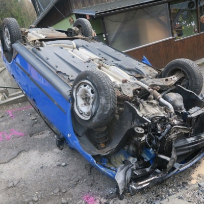 Náhled článku mobil: Únava za volantem skončila nárazem do plotu a vozem na střeše