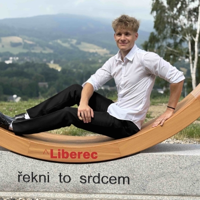 Náhled článku mobil: Fotka s Ještědem i něco navíc. Vesec má nový fotopoint, navrhl ho student