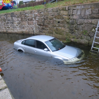 Náhled článku mobil: V Proseči se řidič vyhýbal kočce a skončil se svým autem v řece