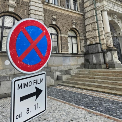 Náhled článku mobil: Netflix točí na liberecké radnici velký historický seriál. Omezí parkování