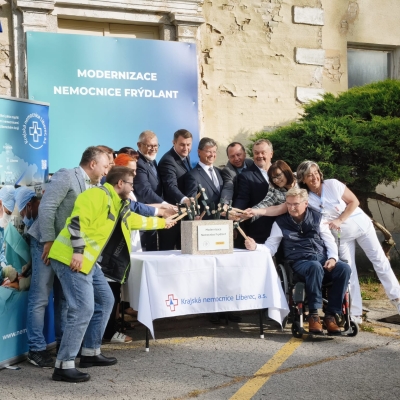 Náhled článku mobil: Frýdlantská nemocnice zahajuje rozsáhlou modernizaci. Poklepáním na žulu začala stavba za 227 milionů