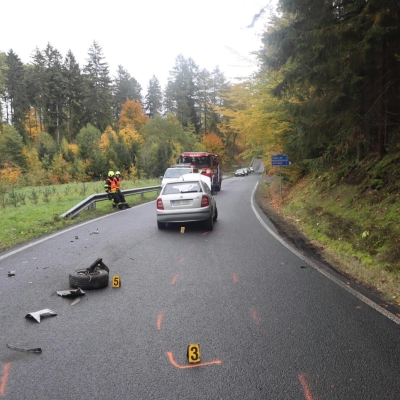 Náhled článku mobil: Kuriozní nehoda u Kvítkova. Odpadlé kolo z Fabie trefilo protijedoucí auto