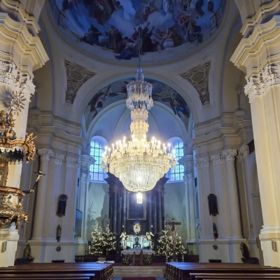 Náhled článku mobil: Křišťálový obr je zpět. Hejnický chrám znovu zdobí zrestaurovaný téměř půltunový lustr