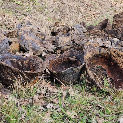 Náhled článku mobil: Nález z 2. světové války u Frýdlantu. Dělníci vykopali desítky německých helem a zbraní