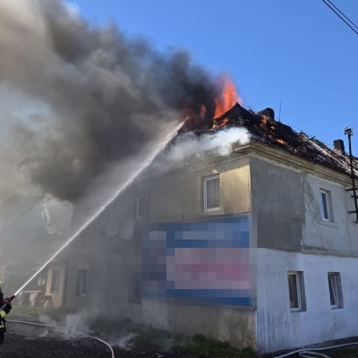 Náhled článku mobil: Plameny pohltily střechu rodinného domu na Bulovce. Hasiči museli evakuovat 13 lidí