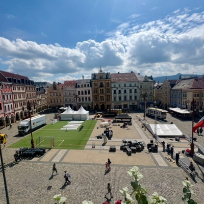 Náhled článku mobil: Liberec se chystá fandit. Před radnicí vrcholí přípravy na velkou fotbalovou show