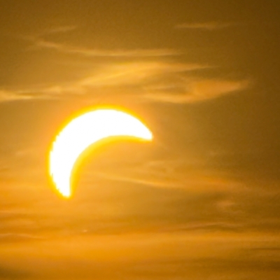 Náhled článku mobil: Ještěd zažil doslova astronomické šílenství. Stovky lidí sledovaly zatmění Slunce, doprava zcela zkolabovala