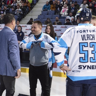 Náhled článku mobil: Z ledu na sál a zase zpátky. Bílí Tygři tleskali lékařům, kteří zachránili Vlachovu kariéru