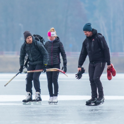 Náhled článku mobil: Bruslení i procházky po zamrzlých plochách mohou být hazardem. Led je ještě příliš tenký
