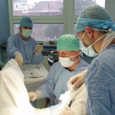 Náhled článku mobil: Liberecká urologie se za 70 let proměnila ve špičkové pracoviště. Dnes při operacích využívá i roboty