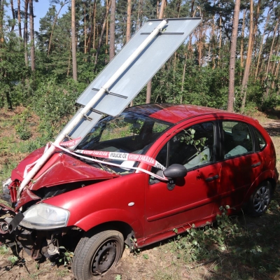 Náhled článku mobil: Zmatená jízda s dvěma promile. Řidič ve Starých Splavech zlikvidoval strom i značku a utekl