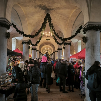 Náhled článku mobil: Hit letošního adventu. Vánoční trhy v barokní konírně zákupského zámku lákají tisíce lidí