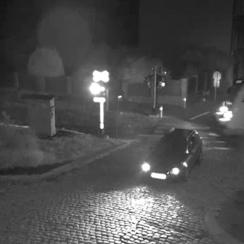 Náhled článku mobil: Hazard na kolejích v Jablonci: Vjel na přejezd přes zákaz, vlak minul jen o centimetry