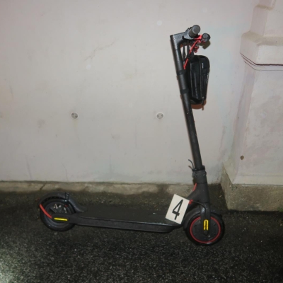 Náhled článku mobil: Muž na elektrokoloběžce nepřežil pád, neměl přilbu