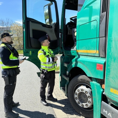 Náhled článku mobil: Pět ze sedmi kamionů vážením neprošlo. Policisté v Turnově vážili a zakazovali jízdu