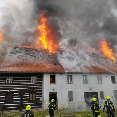 Náhled článku mobil: Požár domu v Kravařích zaměstnal hasiče na 6 hodin. Hasili profesionálové i dobrovolníci